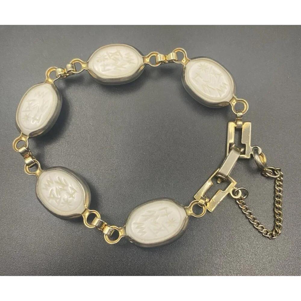 Vintage Egyptian Revival White Glass Scarab Bracelet Gold Tone Safety Chain 7.75 - Picture 4 of 7